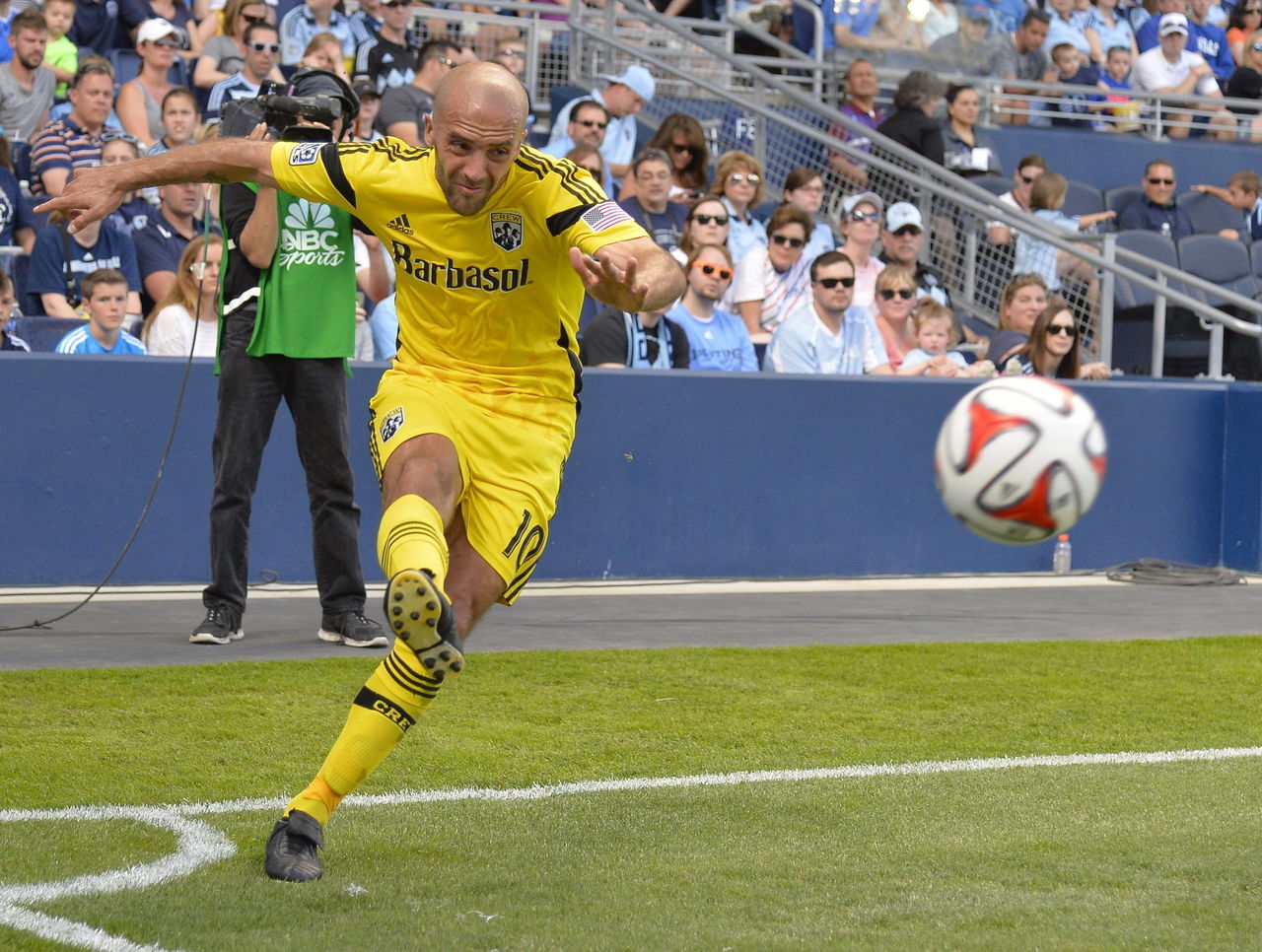 Columbus Crew signs Federico Higuain's to new contract