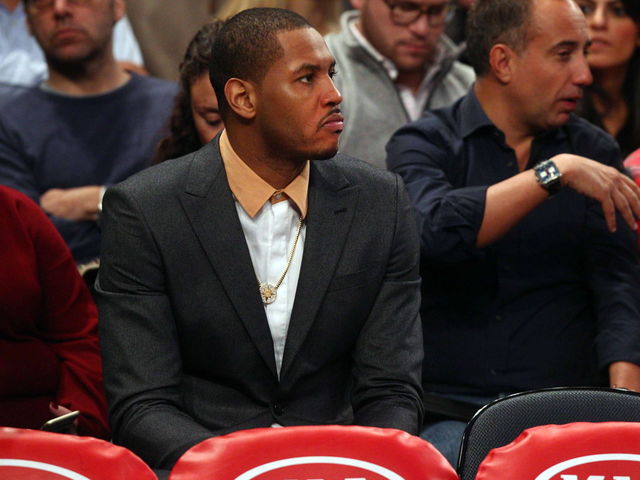 Report: Anthony reluctant to sit with sore knee, but Knicks encouraging it