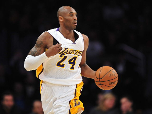 VIDEO: Kobe Bryant presents Taylor Swift with Staples Center banner