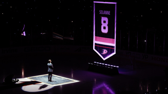 VIDEOS: Ducks retire Teemu Selanne's jersey in touching ceremony