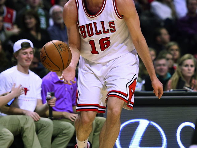 VIDEO: Bulls' Gasol gives us the Statue of Liberty dunk in return to lineup