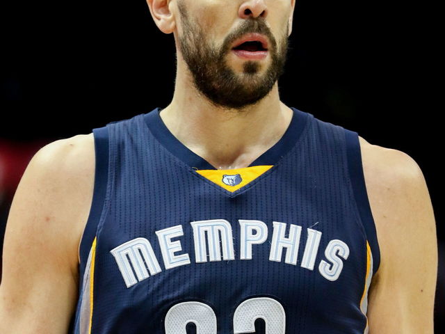 VIDEO: Marc Gasol's no-look, behind-the-head pass