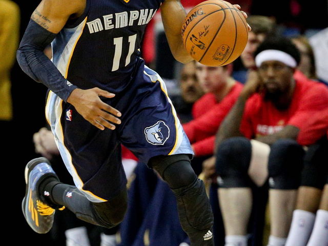 Conley rolls ankle against Nets, leaves arena in walking boot