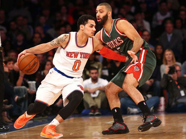 Bucks' Kendall Marshall leaves game vs. Knicks after suffering knee injury