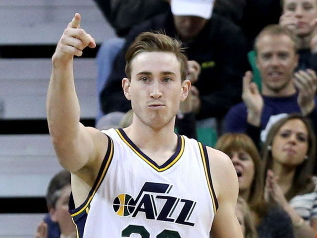 Report: Hayward expected to miss 6 weeks with dislocated finger