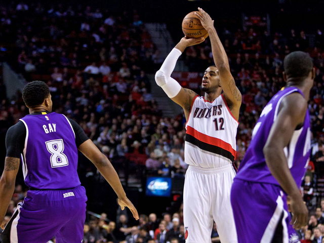 Trail Blazers' Aldridge suffered left hand injury Monday; X-rays negative