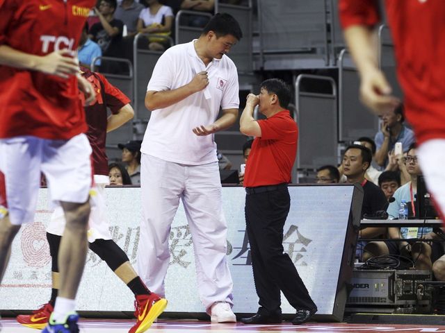 VIDEO: Chinese dunk contest participant fails miserably
