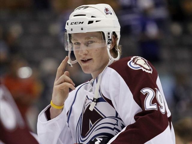 Avalanche's MacKinnon drops gloves with Red Wings' Ericsson for 1st career fight