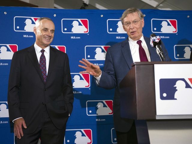 Selig attends final event as MLB commissioner, passes torch to Manfred