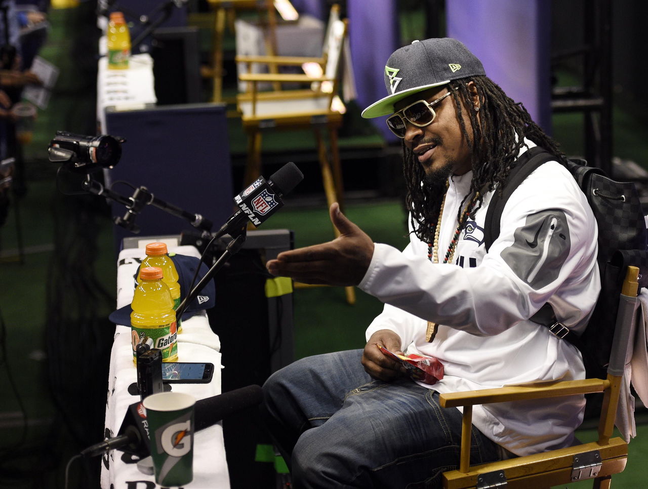 Seahawks' Marshawn Lynch again fulfills media obligation in his