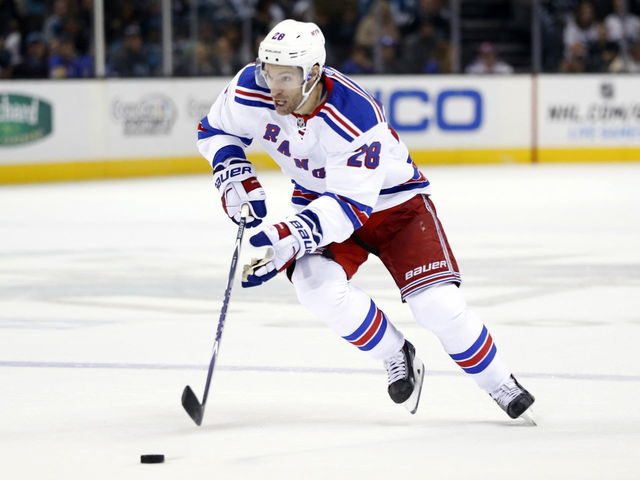 Bruins sign Dominic Moore to 1-year, $900K contract