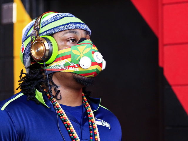 VIDEO: Marshawn Lynch eats skittles on sideline before Super Bowl XLIX