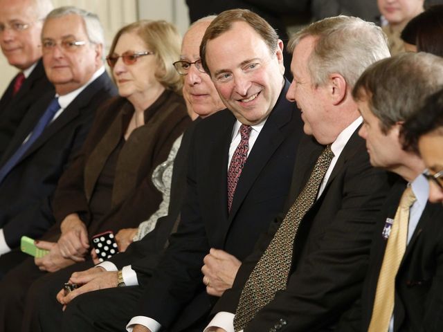 PHOTO: Commissioner Bettman wears sneakers to White House, gets chirped by Kings