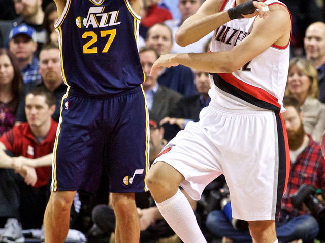 Blazers hold off Jazz in Lopez's return