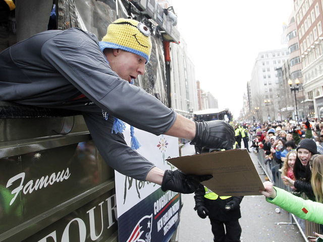 VIDEO: Patriots' Gronkowski spikes puck over glass in Bruins' ceremonial faceoff
