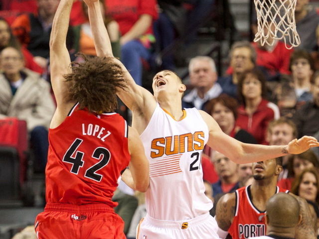 Suns' Len sprains ankle after big dunk