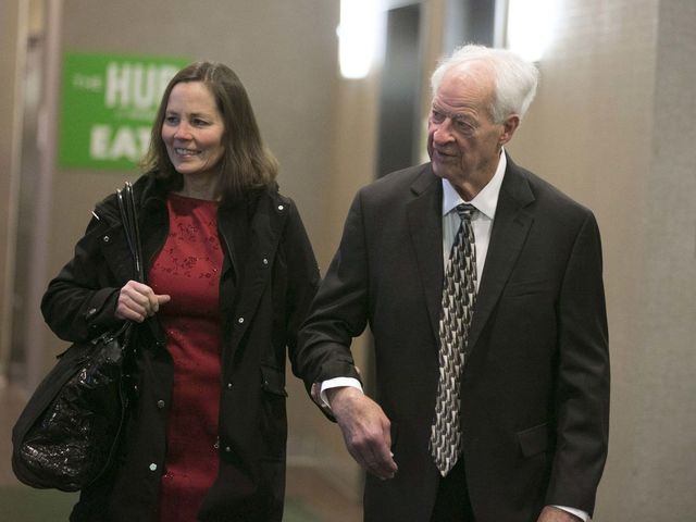 Gordie Howe honored by fellow NHL legends