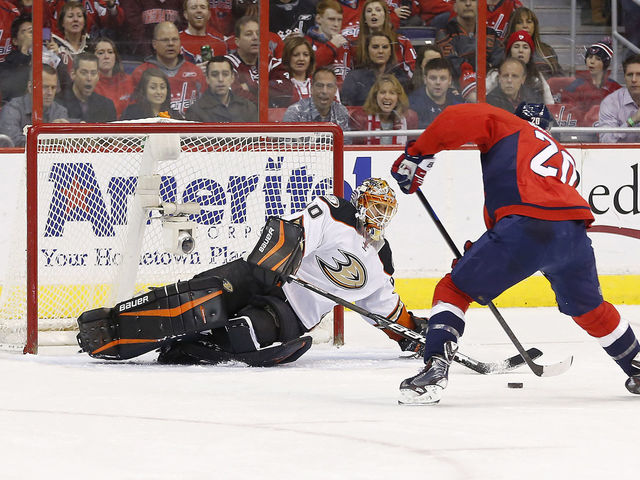 GIF: Brouwer's incredible stick save leads to Capitals 2-on-0 goal