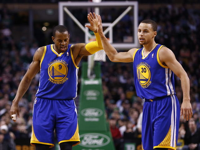 VIDEO: Warriors' Iguodala, Curry flying in New York