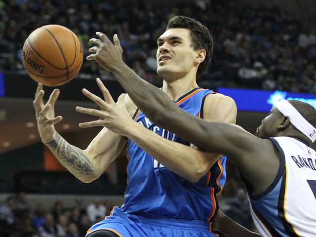 VIDEO: Thunder's Adams injures right hand; makes left-handed free throw before exiting