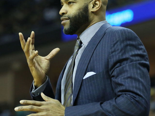 VIDEO: Vince Carter flubs wide-open dunk