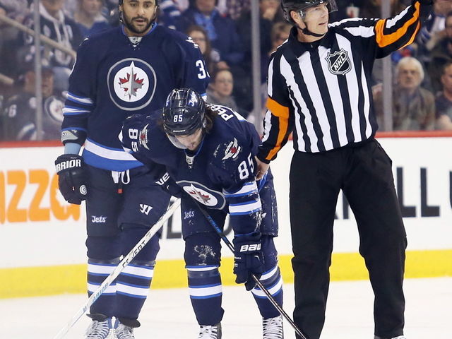 Jets' Perreault leaves game with lower-body injury