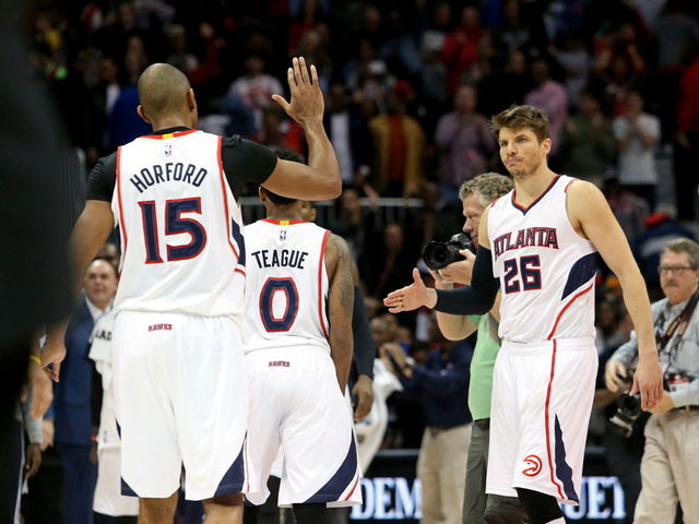 Hawks ride balanced attack to top Wall-less Wizards in Game 2