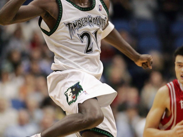 Garnett traded to Timberwolves, team reportedly trying to sign him to 2-year extension