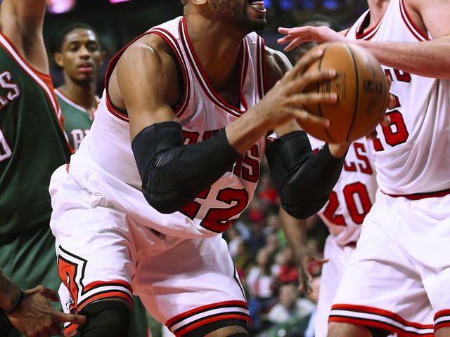 Bulls' Taj Gibson playing through ligament tear in left hand