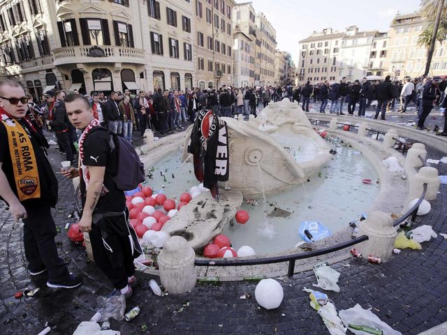 PHOTO: Feyenoord fans produce T-shirt calling Roma supporters 'stabbing scum'