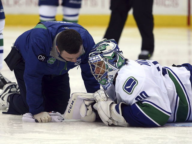Canucks GM confirms Ryan Miller to miss 4-6 weeks with knee sprain